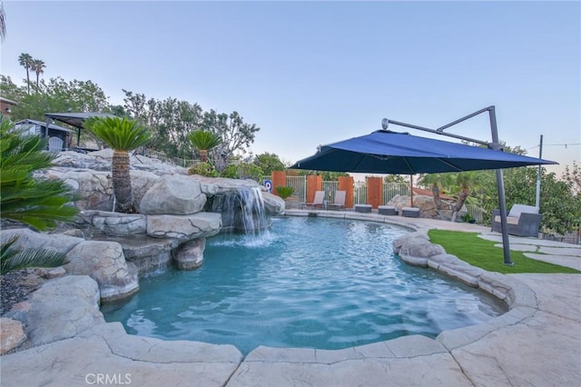 view of swimming pool featuring pool water feature