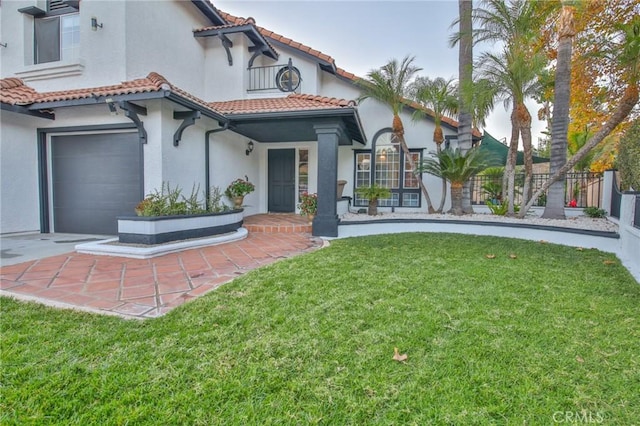 view of front of house featuring a garage and a front yard