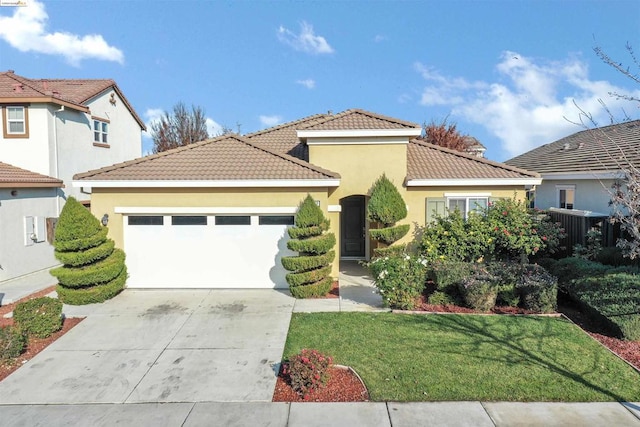 view of front of home featuring a front lawn and a garage