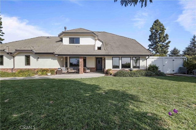 view of front of home featuring a patio area and a front lawn