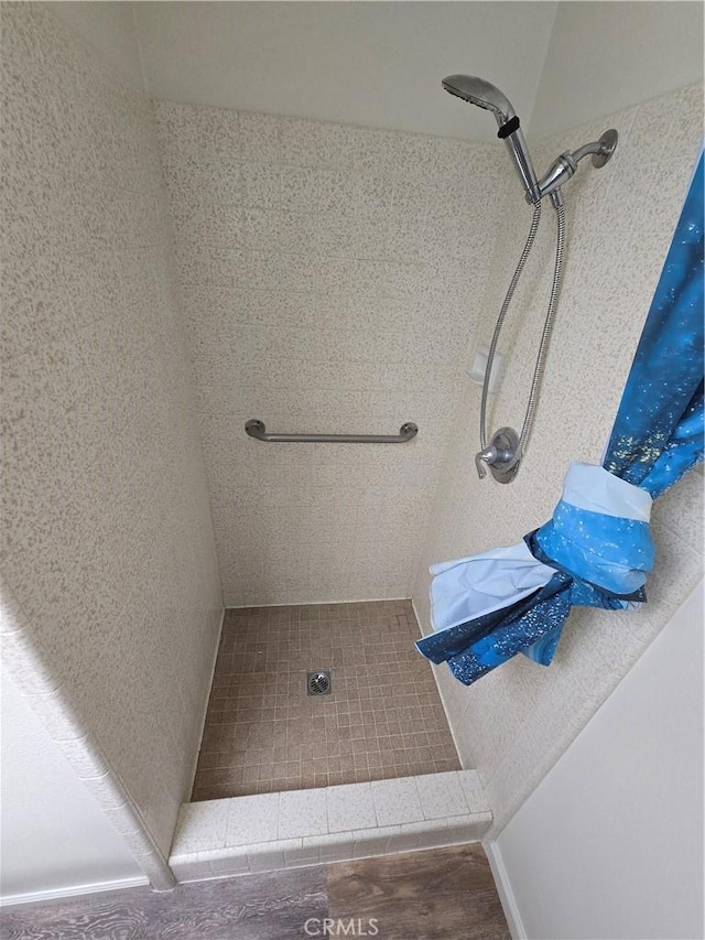 bathroom featuring a tile shower