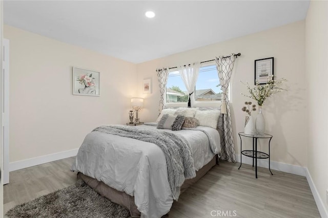 bedroom featuring light wood-style floors, baseboards, and recessed lighting