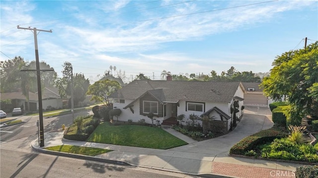 view of front facade featuring a front yard