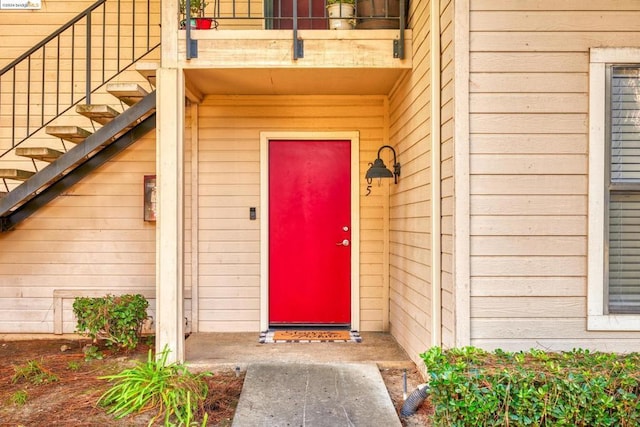 property entrance featuring a balcony