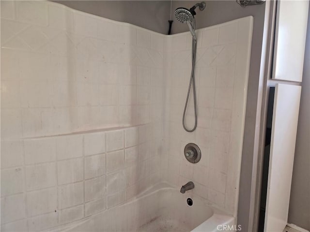 bathroom featuring tiled shower / bath