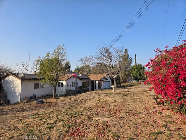 view of yard featuring a garage