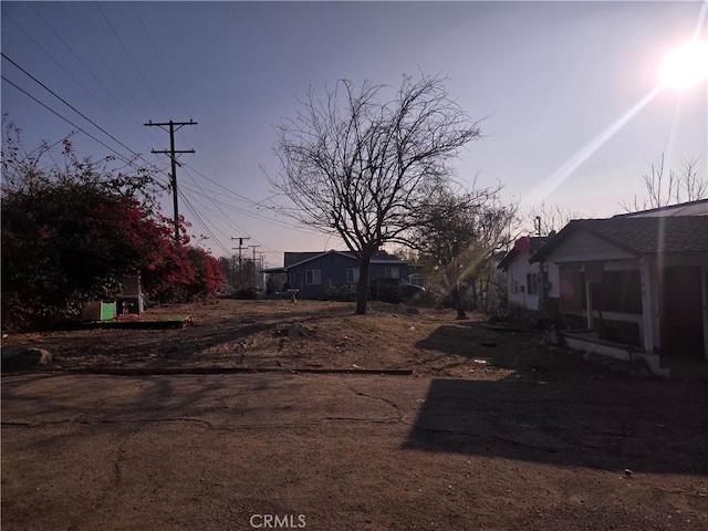 view of yard at dusk