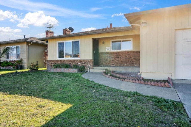 view of front of home featuring a front lawn