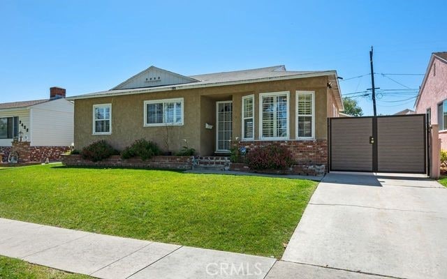 view of front of property featuring a front lawn