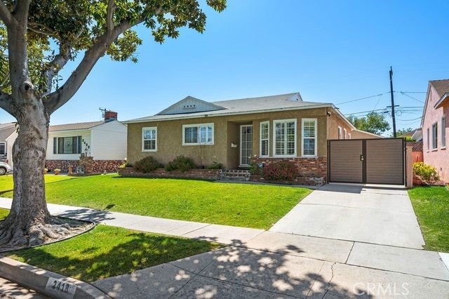 single story home with a front yard