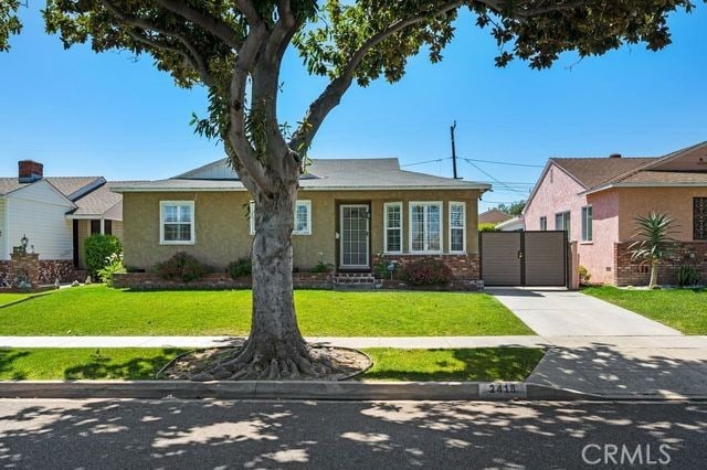 view of front facade with a front yard