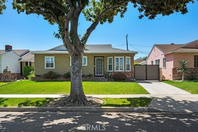 view of front facade with a front yard