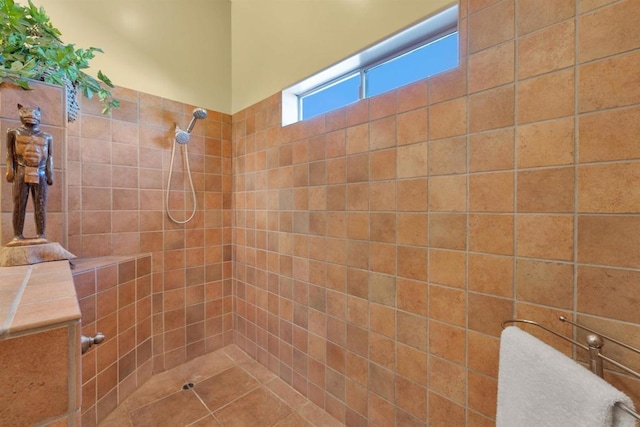 bathroom featuring tiled shower