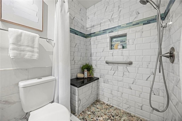 bathroom featuring a shower with shower curtain and toilet