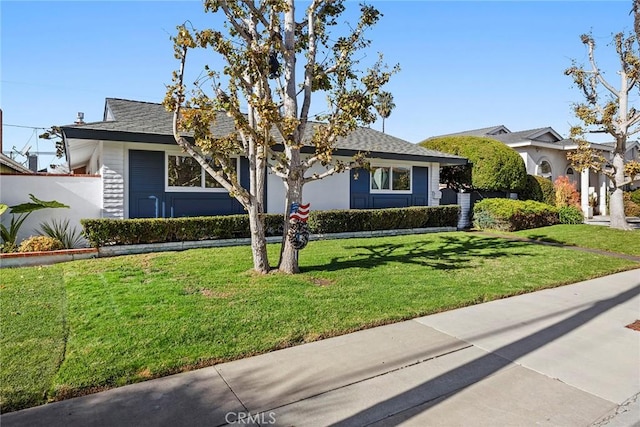 single story home featuring a front lawn