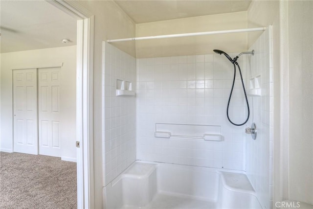 bathroom featuring tiled shower