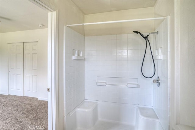 bathroom featuring a tile shower