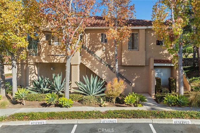 view of front of home featuring a balcony