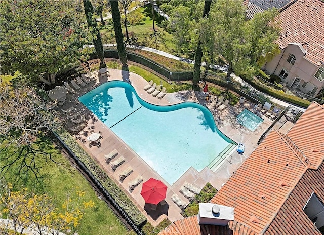 view of swimming pool