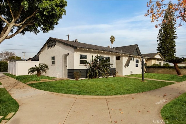 view of front facade with a front lawn