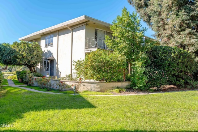 view of side of property featuring a lawn