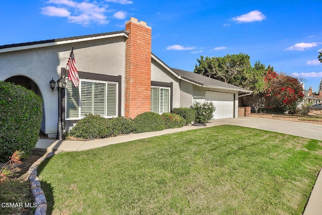 view of front of house featuring a front lawn and a garage