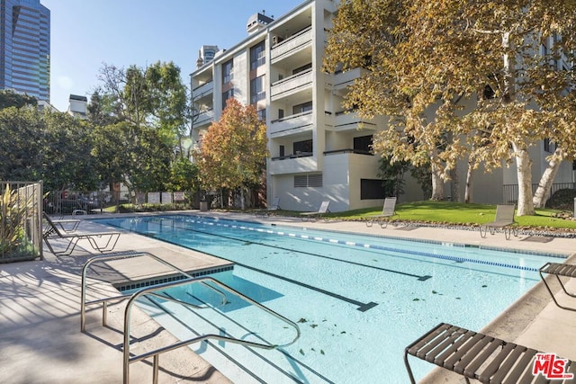 view of swimming pool