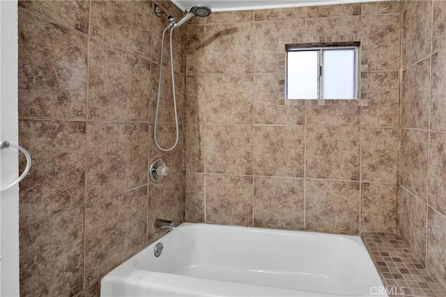 bathroom with tiled shower / bath