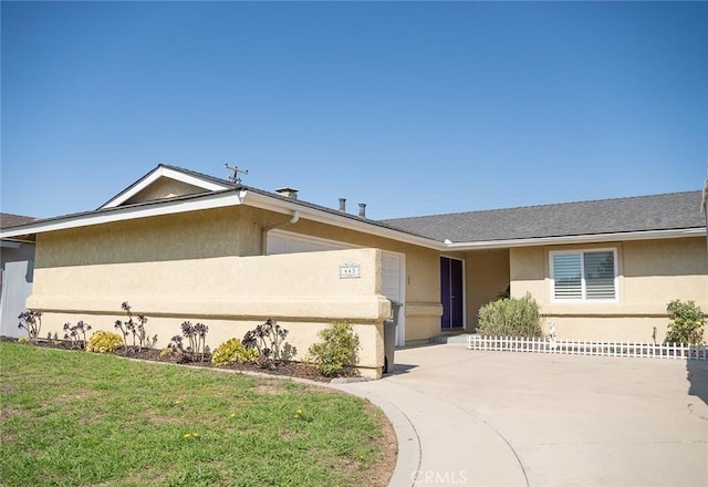 ranch-style house featuring a front yard