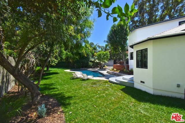 view of yard featuring a fenced in pool