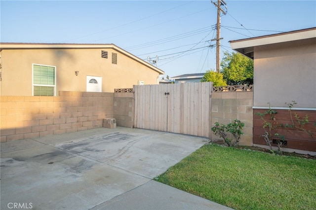 view of yard featuring a patio