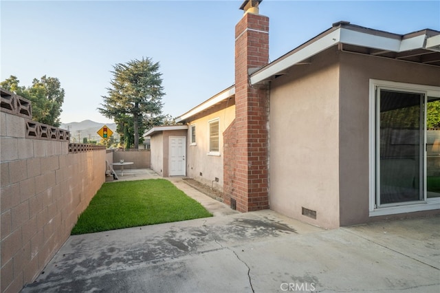 view of yard featuring a patio