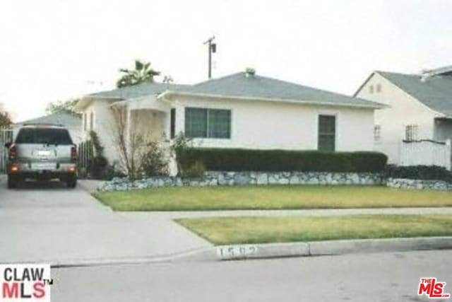 single story home with a front yard