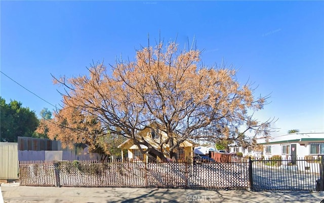 9613 Laurel St, Los Angeles, CA 90002 - view of front facade featuring a fenced front yard