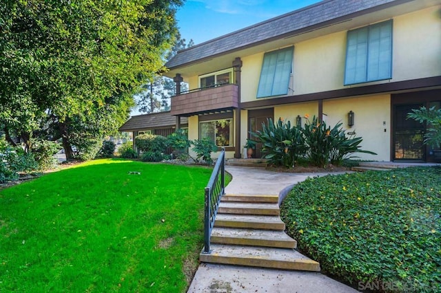 view of front facade featuring a front lawn