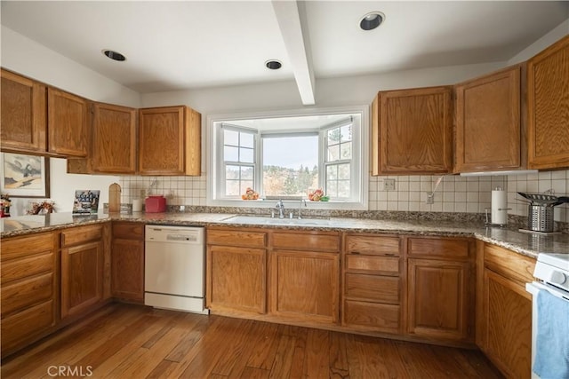 kitchen with sink, tasteful backsplash, beamed ceiling, hardwood / wood-style floors, and white appliances