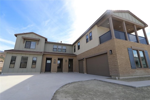 view of front of property featuring a garage