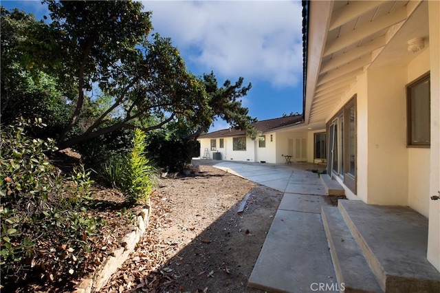 view of yard featuring a patio