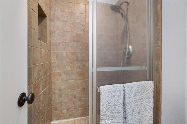 bathroom featuring a tile shower