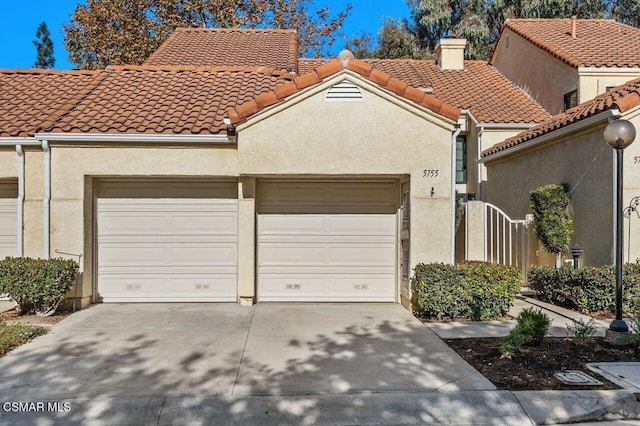 view of front facade featuring a garage