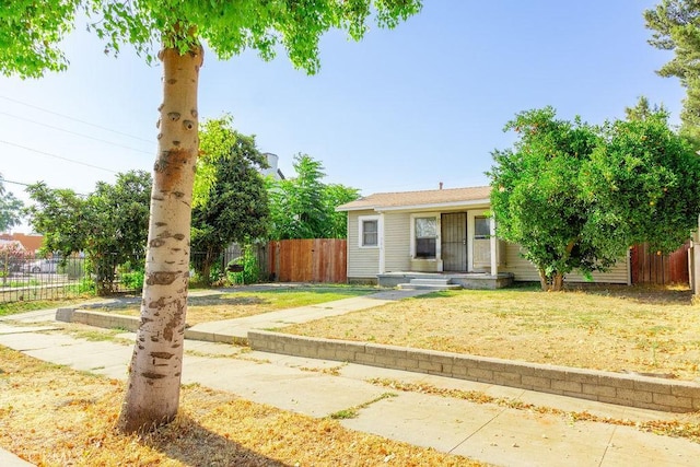 view of front of home featuring a front yard