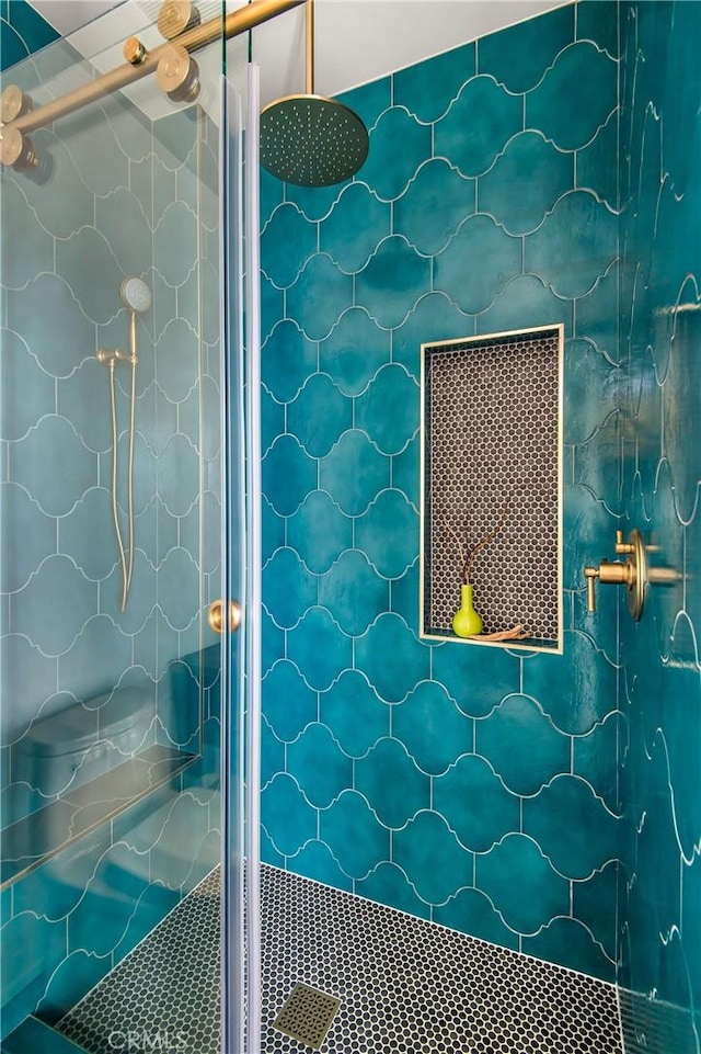 bathroom featuring tiled shower