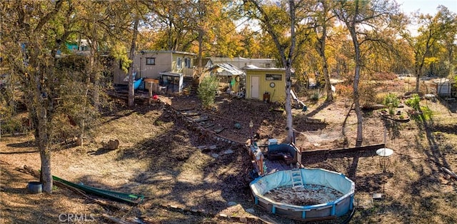 view of yard featuring a storage unit