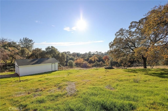 view of yard with a rural view