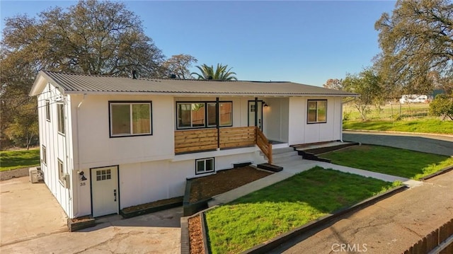 ranch-style home with a front yard