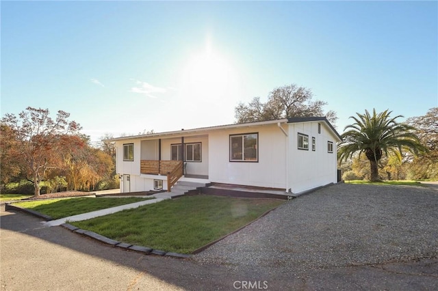 ranch-style house featuring a front yard