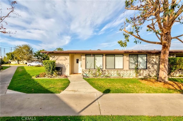 single story home with a front yard