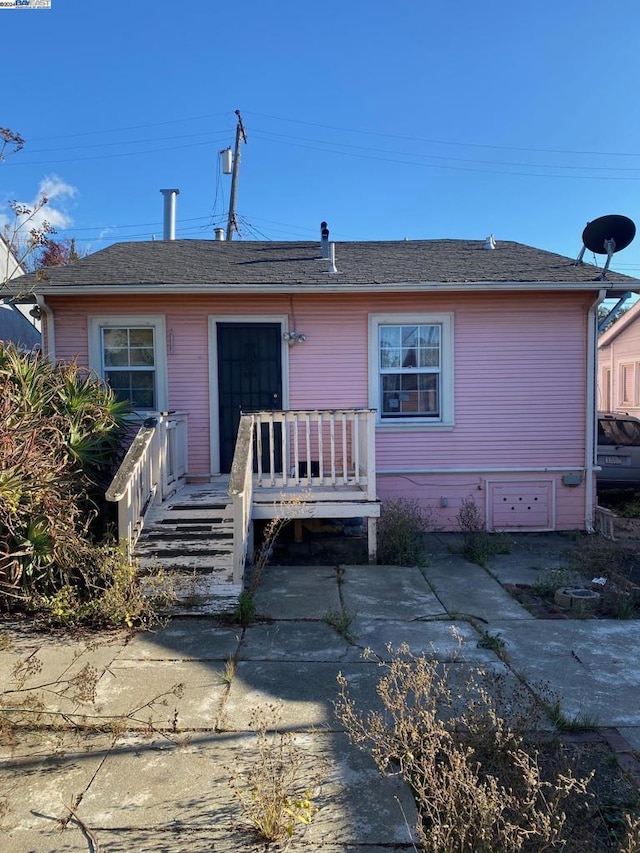 view of front of property featuring a patio area