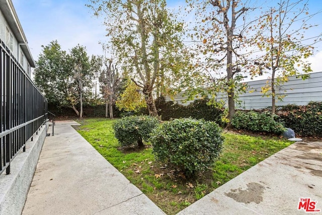 view of yard featuring a patio area