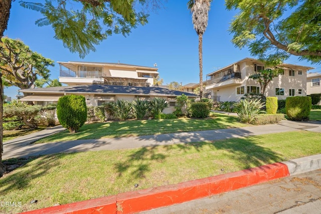 view of front of property with a front yard